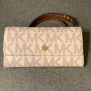 Michael Kors Jet Set Travel wallet on chain